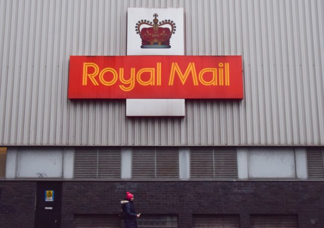 Britská vláda schválila Křetínského převzetí pošty Royal Mail