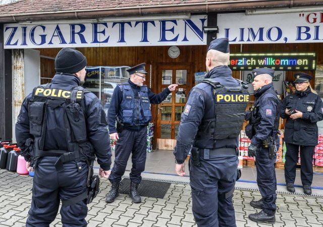 Policejní kontrola v příhraniční tržnici