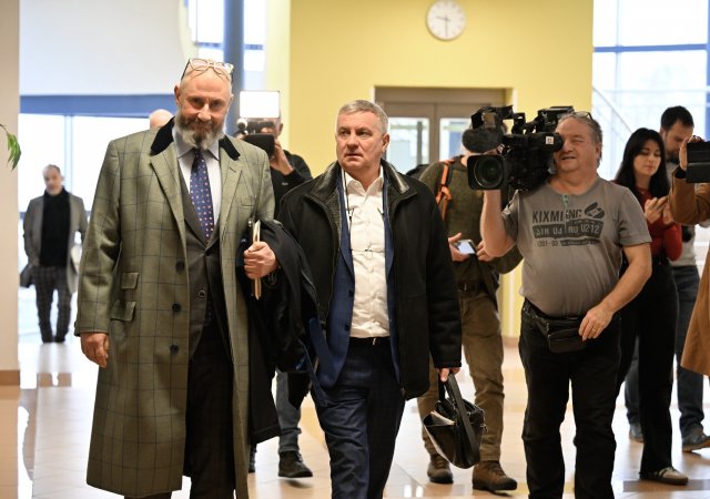 Vratislav Mynář (uprostřed) u zlínského soudu