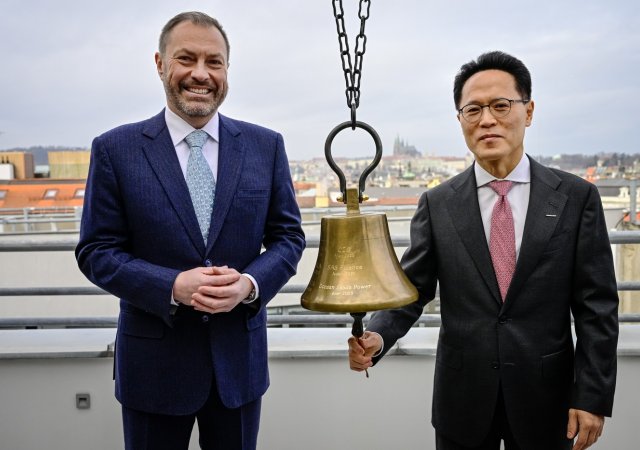 Generální ředitel Burzy cenných papírů Praha Petr Koblic (vlevo) a prezident společnosti Doosan Enerbility Sang Hyun Park v únoru 2026 slavnostně zahájili obchodování společnosti Škoda Doosan Power