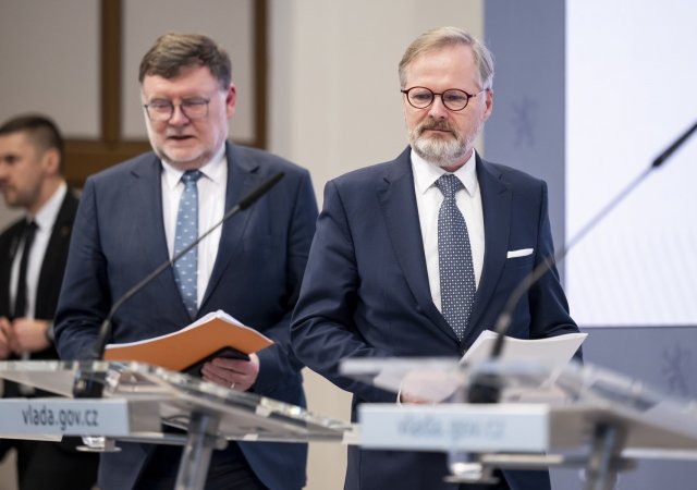 Premiér v demisi Petr Fiala s končícím ministrem financí Zbyňkem Stanjurou (oba ODS)