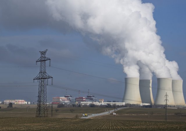 Areál elektrárny Temelín s chladicími věžemi, oběma reaktorovými bloky a vlevo se skladem vyhořelého jaderného paliva v elektrárně Temelín
