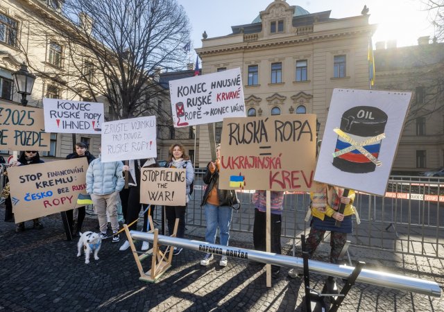 Happening hnutí Nesehnutí proti dovozu ruské ropy, která pomáhá financovat agresi na Ukrajině, se uskutečnil počátkem března před Úřadem vlády