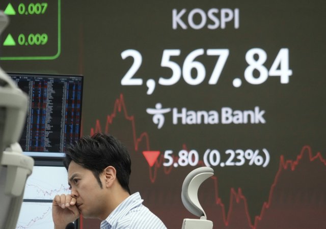 Akcie v Asii kvůli clům prudce klesají, v Hongkongu skoro o 13 procent