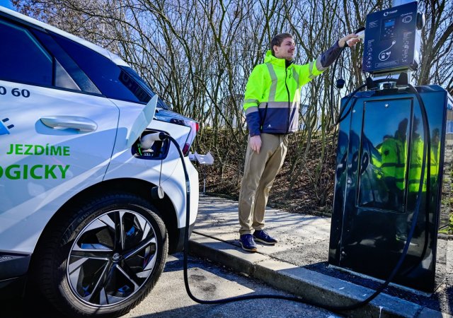 Společnost Technologie hlavního města Prahy (THMP) představila projekt 50 nových dobíjecích stanic pro elektromobily v pražských rezidenčních oblastech