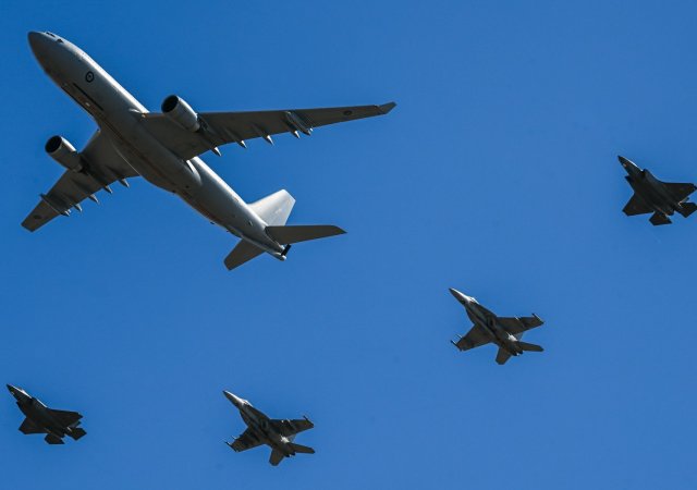 Airbus KC-30A se dvěma letouny Lockhead Martin F35-A a dvěma letouny F/18 Super Hornet