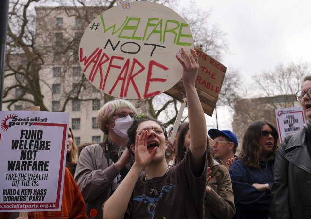 Rozpočtové škrty působí sociální nepokoje v řadě zemí včetně Velké Británie
