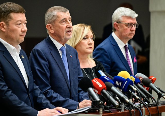 Zleva předseda SPD Tomio Okamura, předseda hnutí ANO a poslanec Andrej Babiš, předsedkyně poslaneckého klubu ANO Alena Schillerová a místopředseda Poslanecké sněmovny Karel Havlíček (ANO)
