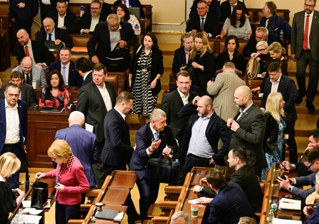 Opoziční poslanci opouštějí jednací sál na mimořádné schůzi sněmovny. Jejím tématem byla hlavně koncepce armády do roku 2035.