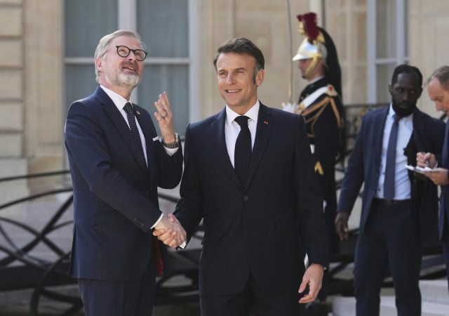 Francouzský prezident Emmanuel Macron se zdraví s českým premiérem Petrem Fialou v Paříži