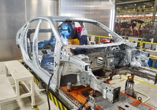 Provoz v závodu na montáž vozů Kushaq a Slavia, který otevřela automobilka Škoda Auto spolu s regionálním partnerem a investorem Thanh Cong Group