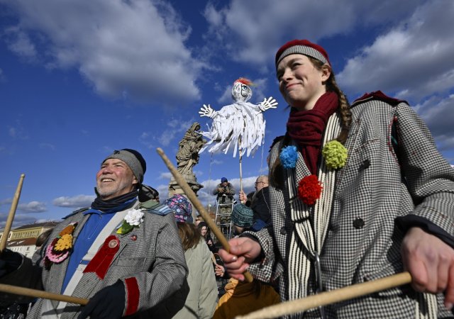 Průvod na Karlově mostě spálil Moranu, upozorňoval na tělesné tresty dětí