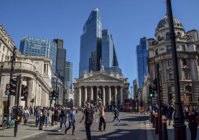 Index FTSE 100 se na začátku roku 2026 poprvé v historii přehoupl přes hranici 10 000 bodů