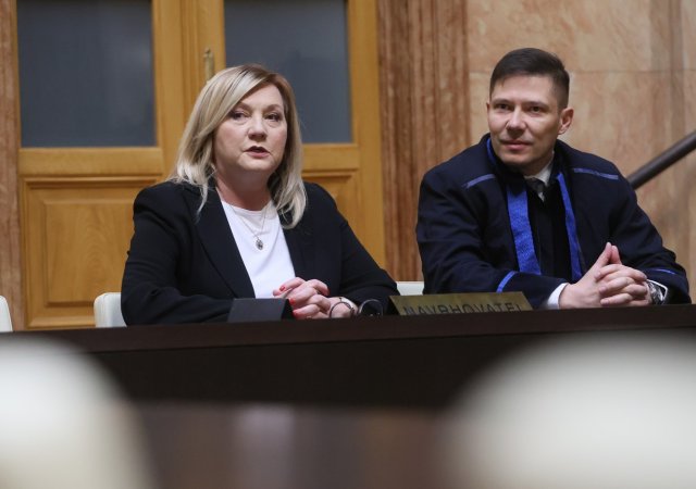 Předsedkyně poslaneckého klubu ANO Alena Schillerová s právním zástupcem Davidem Rašovským u Ústavního soudu (ÚS), který rozhodoval o návrhu na zrušení části zákona o stavebním spoření