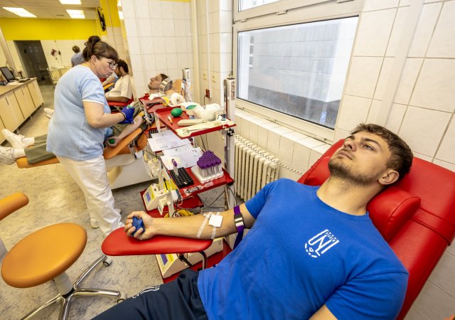 Darovat krev a získat výhodnější investici. Rumunsko láká občany na státní dluhopisy s úrokem přes sedm procent, pokud doloží, že pomohli doplnit zásoby krve.