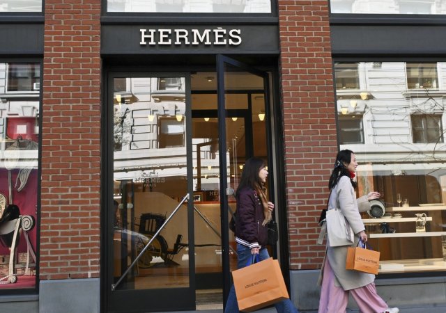 Tržní kapitalizace Hermèsu překonala rivala LVMH