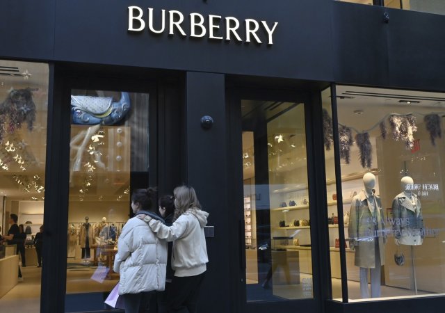 Ikona britského luxusu Burberry zabředla v problémech. Bude propouštět