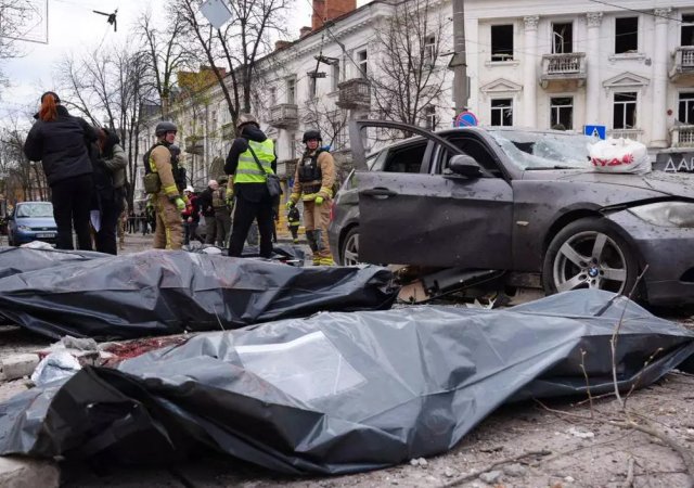 Rusko po smrtícím útoku na Sumy tvrdí, že Kyjev využívá civilisty jako živý štít
