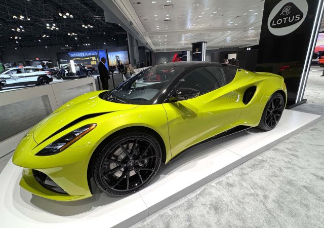 Britská automobilka Lotus plánuje zrušit až 550 pracovních míst