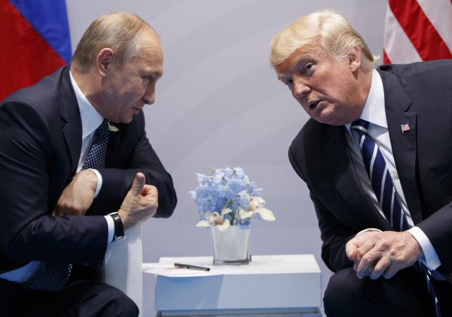 Ruský prezident Vladimir Putin hovoří se svým americkým protějškem Donaldem Trumpem