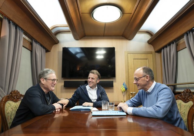 Macron, Starmer, Merz ve vlaku na cestě do Kyjeva na jednání koalice ochotných