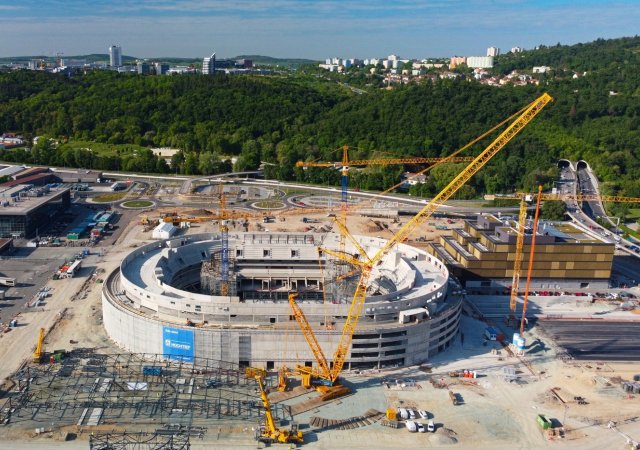 Střešní konstrukci na budovanou halu v Brně začal vynášet speciální jeřáb
