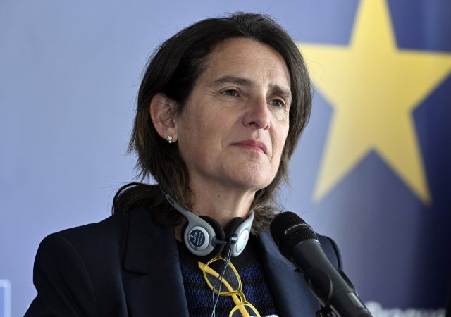 Evropská komise ve středu navrhla jako závazný klimatický cíl pro rok 2040 snížení emisí oxidu uhličitého (CO2) o 90 procent ve srovnání s rokem 1990. Informovala o tom místopředsedkyně EK Teresa Riberaová (na snímku)..