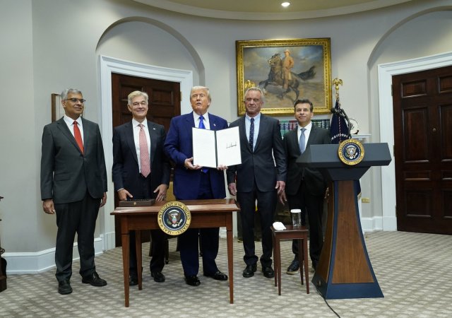 Trump podepsal exekutivní příkaz, který má dramaticky snížit ceny léků