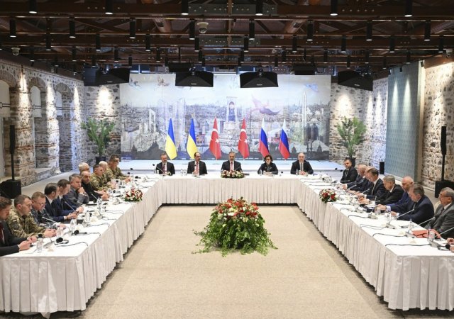 Ruská a ukrajinská delegace během jednání v Istanbulu