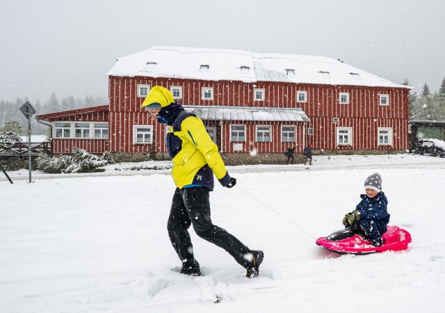 Na hřebenech Krkonoš se drží souvislá vrstva sněhu, místy až 25 cm