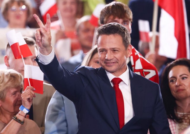 V prvním kole prezidentských voleb v Polsku vede podle odhadů Trzaskowski