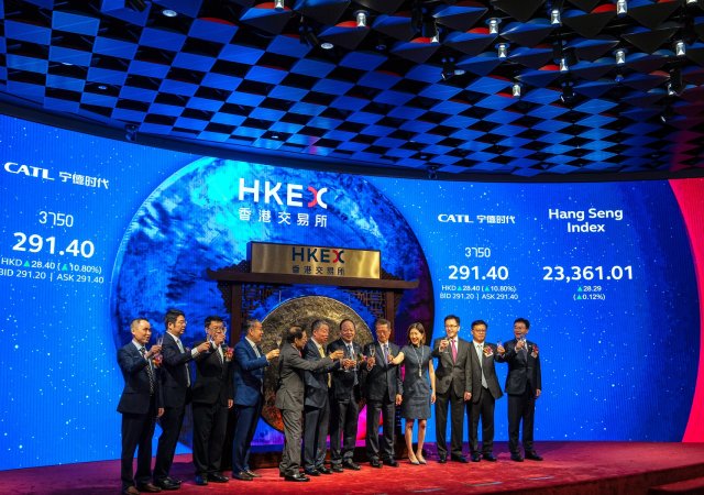 Výrobce baterií pro elektroauta CATL vstoupil na hongkongskou burzu