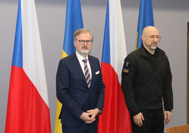 Český premiér Petr Fiala (vlevo) a jeho ukrajinský protějšek Denys Šmyhal