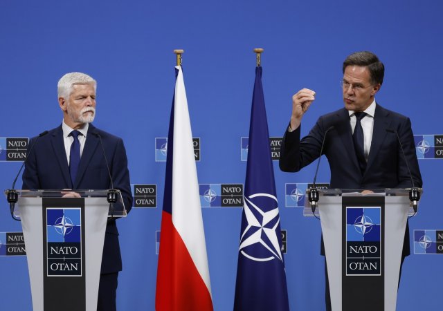 Šéf NATO Rutte pochválil Čechy za podporu Ukrajině