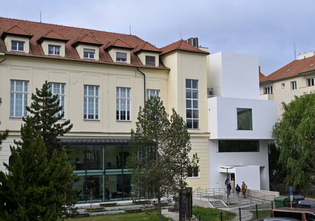 Vítězem 21. ročníku Ceny Klubu Za starou Prahu pro novou stavbu v historickém prostředí je nová budova ateliérů katedry výtvarné výchovy Pedagogické fakulty Masarykovy univerzity.
