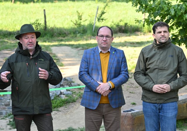 Zprava ministr životního prostředí Petr Hladík, ministr zemědělství Marek Výborný a generální ředitel Lesy ČR Dalibor Šafařík