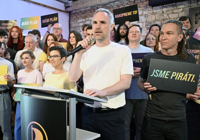 Zahájení volební kampaně Pirátů pro sněmovní volby. Zprava vpředu Ivan Bartoš, předseda strany Zdeněk Hřib a místopředsedkyně Pirátů Olga Richterová.