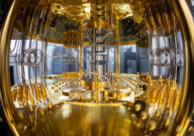 V národním superpočítačovém centru IT4Innovations při VŠB – Technické univerzitě Ostrava je instalován první český kvantový počítač s názvem VLQ