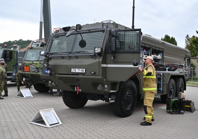 Cisternový stříkací vůz Tatra vojenské hasičské jednotky