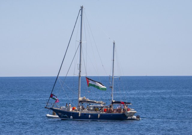 Loď s Gretou Thunbergovou a dalšími aktivisty mířící k Pásmu Gazy s humanitární pomocí byla přesměrována do Izraele