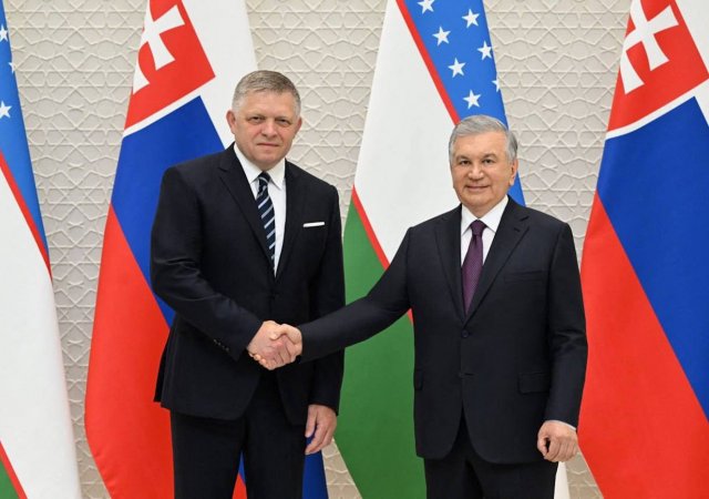 Slovenský premiér Robert Fico a prezident Uzbekistánu Šavkat Mirzijojev