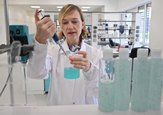 - Brněnská společnost Cosmonde, která vyrábí většinu kosmetiky sesterské značky Dermacol i kosmetické výrobky dalších značek.