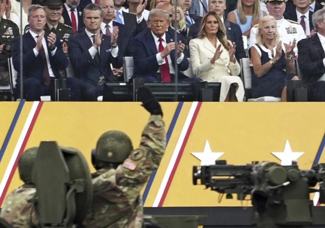 Včerejší vojenská přehlídka ve Washingtonu vyjde amerického daňového poplatníka až na 45 milionů dolarů. Podle amerického prezidenta Donalda Trumpa, jejího iniciátora, jde však o „drobné“, v porovnání se zásluhami amerických vojsk.