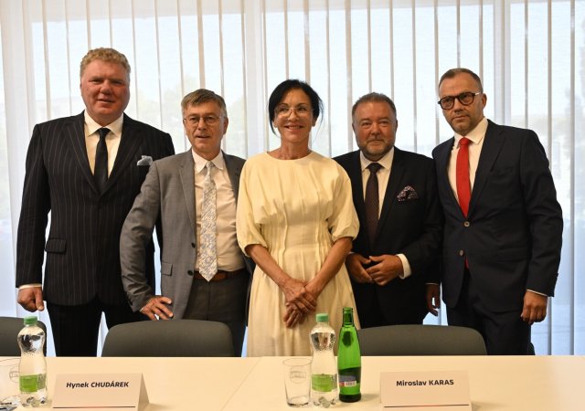 Zleva Milan Fridrich, Hynek Chudárek, Libuše Šmuclerová, Miroslav Karas, Jiří Ponikelský