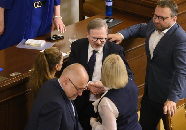 Fialova vláda odolala pokusu opozice o svržení