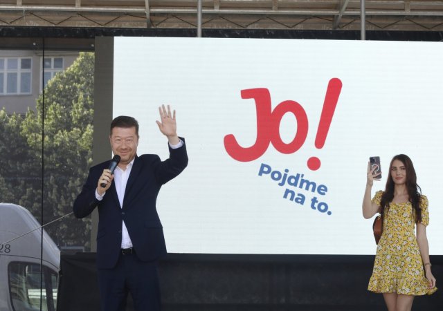 Toimo Okamura na předvolebním mítinku