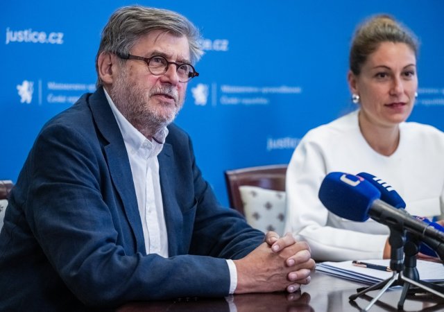 Ministryně spravedlnosti Eva Decroix jmenovala bývalého ústavního soudce Davida Uhlíře koordinátorem pro řešení bitcoinové kauzy