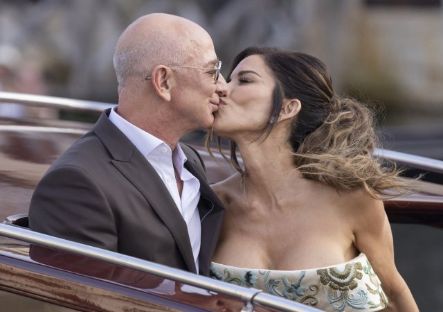 Zakladatel internetového obchodního domu Amazon Jeff Bezos a novinářka a televizní moderátorka Lauren Sánchezová