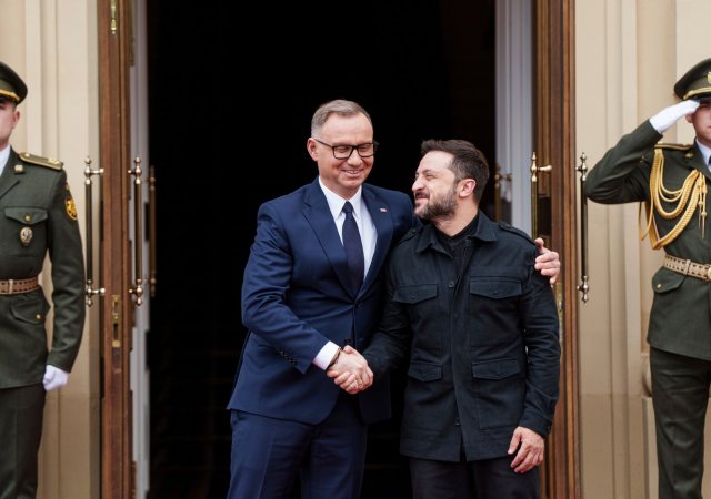 Ukrajinský prezident Volodymyr Zelenskyj a polský prezident Andrzej Duda v Kyjevě na Ukrajině v sobotu 28. června 2025.