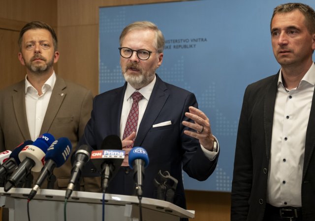 Briefing po jednání Ústředního krizového štábu, který byl svolán kvůli rozsáhlému výpadku elektřiny v Česku